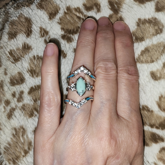 New Size 8 Three Piece Ring Set - Picture 3 of 11